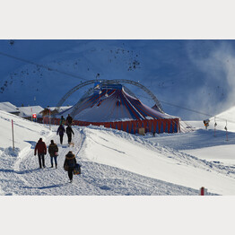 Weg zum Humorfestival-Zelt mitten im Skigebiet Arosa Lenzerheide.jpg | © Arosa Tourismus / Nina Hardegger-Mattli
