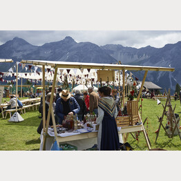 Marktstaende mit Panorama.jpg | © Arosa Tourismus / Nina Hardegger-Mattli