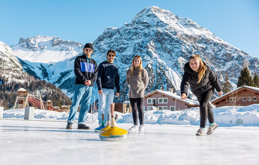 Gruppen-Eisstockschiessen in Arosa | © Arosa Tourismus / Tomm Gadient