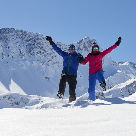 Winterwandern_Sprung in Schnee.jpg | © Arosa Tourismus / Nina Hardegger-Mattli