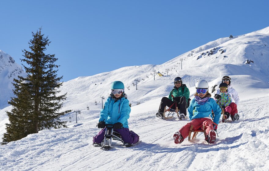 Schlitteln-Familie-1.jpg | © Arosa Tourismus / Nina Hardegger-Mattli