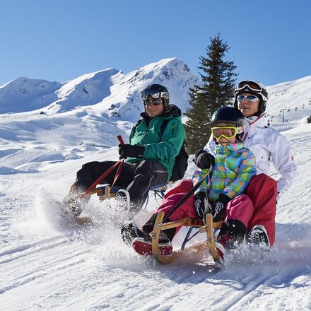Schlitteln-Familien.jpg | © Arosa Tourismus / Nina Hardegger-Mattli