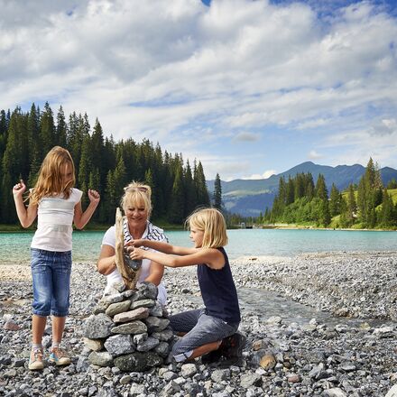Wandern Familie Stausee | © Nina Mattli Wandern Familie Stausee | © Nina Mattli