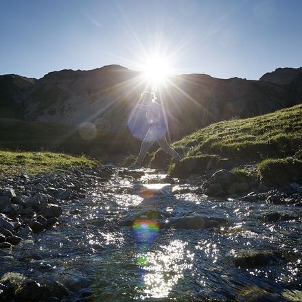 wandern-ueber-bach.jpg | © Arosa Tourismus / Nina Hardegger-Mattli