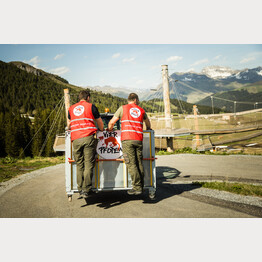 In der Transportbox ins Arosa Bärenland | © Stiftung Arosa Bären / VIER PFOTEN