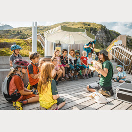 Führung für Kinder im Arosa Bärenland | © Arosa Tourismus