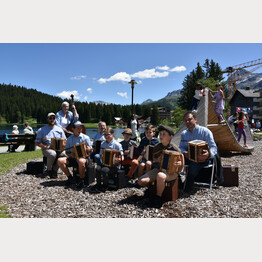 Die Formation Schanfiggermix mit Schülerinnen und Schülern der Musikschule Schanfigg | © Arosa Tourismus