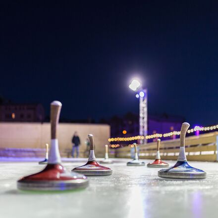 Eisstockschiessen auf dem Eisfeld in Lenzerheide | © Fredheim Fotos