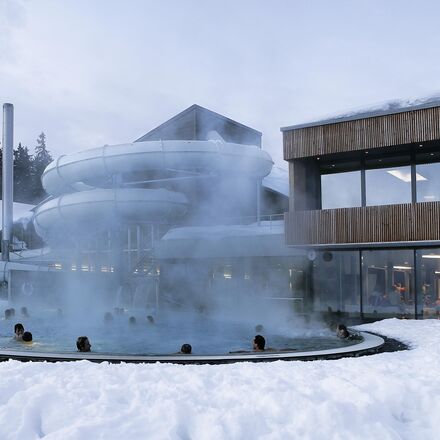 hallenbad-aussen-mit-gebäude-winter.jpg