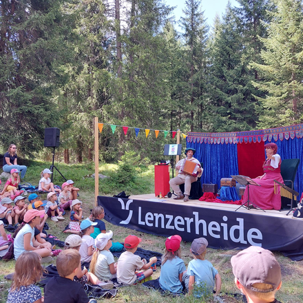 Jolanda Steiner & Martin Soom am Märli im Wald in Lenzerheide | © Ferienregion Lenzerheide