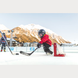 eisfeld-lenzerheide-kind-eishockey-goal.jpg