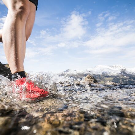 Trail Running durchs Wasser | © Ferienregion Lenzerheide