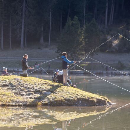 Eine Guppe Kinder fischt am Heidsee in Lenzerheide | © Sundroina Pictures