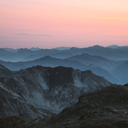 Sonnenaufgang auf dem Rothorn Ostgipfel oberhalb Lenzerheide | © Urban Engel Perspectiva