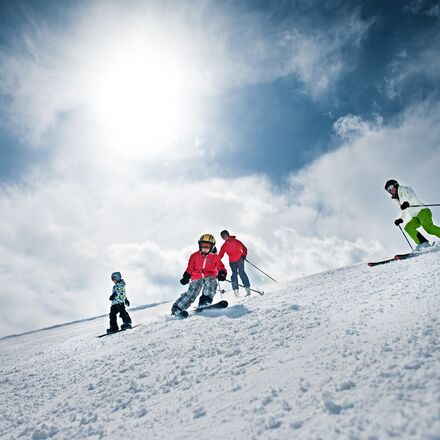 Familie fährt im Skigebiet Arosa Lenzerheide zusammen auf Skipiste | © Bernd Kammerer