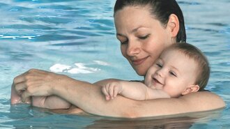 Kind und Mutter beim Schwimmen | © Babyschwimmen.ch