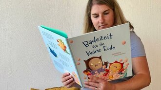 Frau liest Kinderbuch | © Bibliothek Lenzerheide