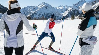Langlaufilehrer mit zwei Schüler | © Schweizerische Schneesportschule Lenzerheide