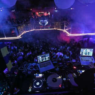 Blick des DJ's auf die tanzende Menge | © Hotel Kurhaus