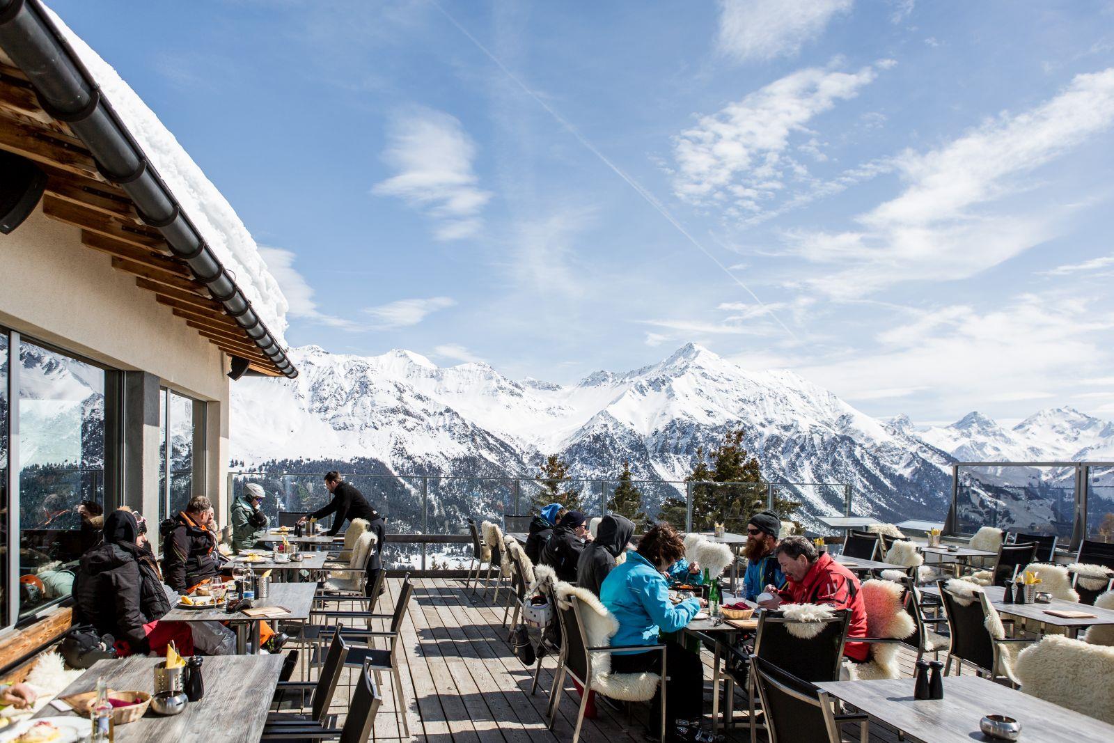 Mountain rest. Кафе в горах Швейцарии. Ресторан в Альпах. Хандо ресторан в горах. Альпийские горы ресторан.