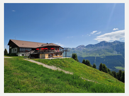 Alp Nova im Sommer von aussen | © Alp Nova